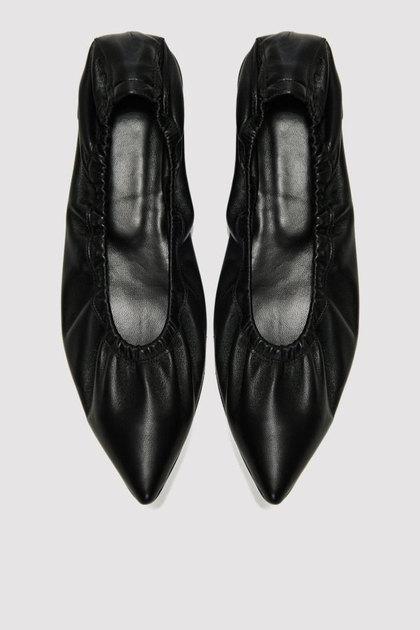 Μαλακές μαύρες δερμάτινες μπαλαρίνες