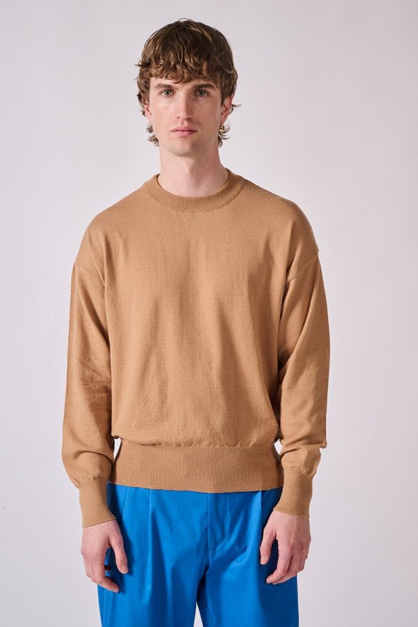 Πλεκτό τοπ με άνετη εφαρμογή μπεζ