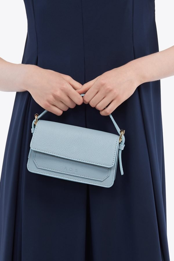 Μικρή γαλάζια δερμάτινη τσάντα με καπάκι