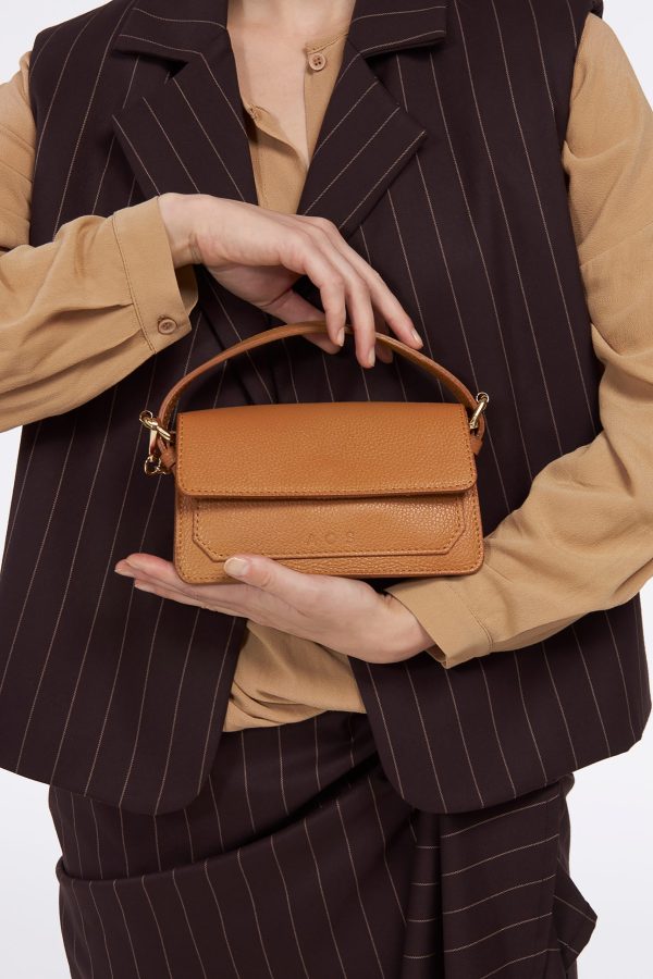 Μικρή δερμάτινη τσάντα με καπάκι, στο χρώμα του κεχριμπαριού