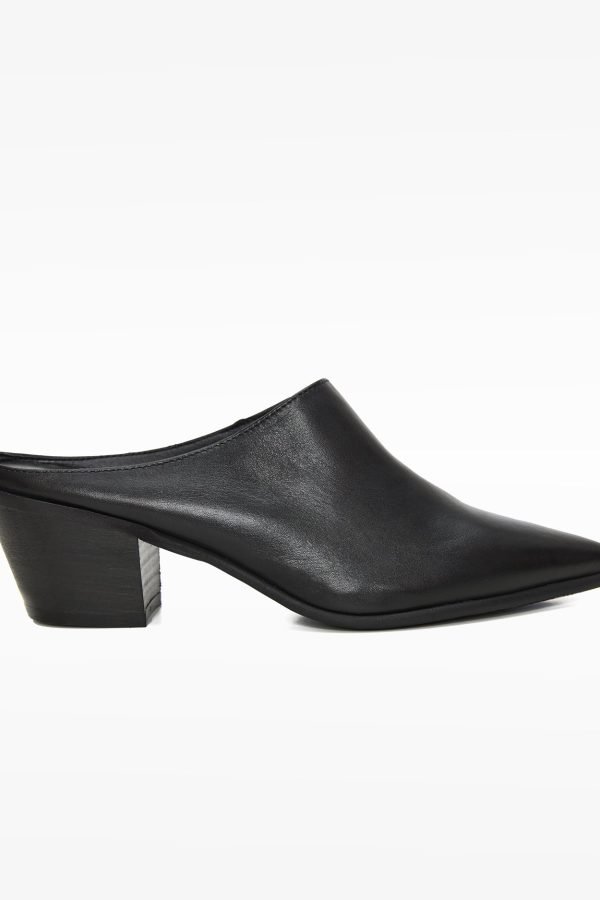 Δερμάτινα μυτερά mules μαύρα