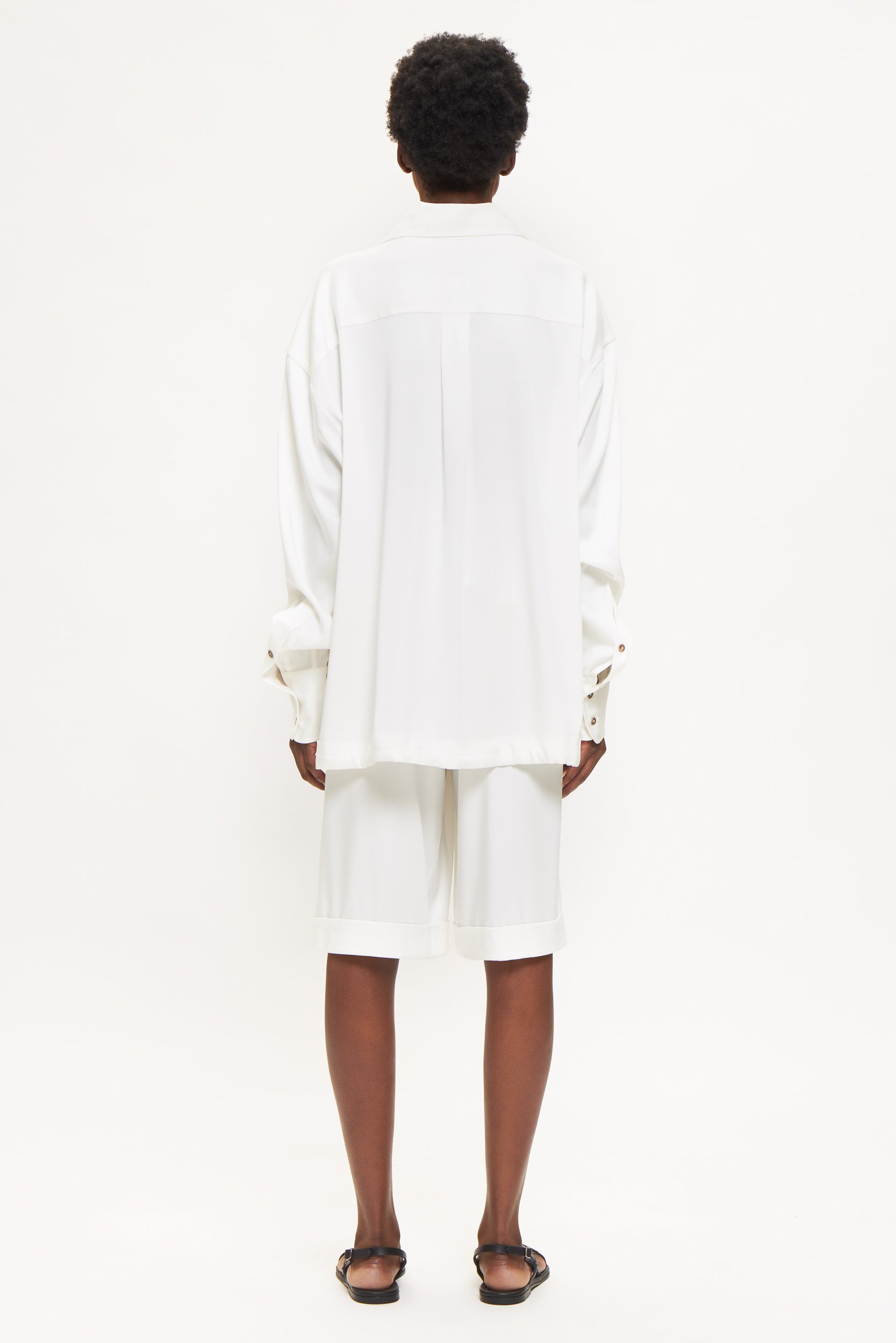 0.M.JA09113.WHI back