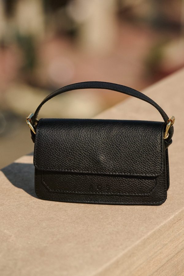 Μικρή μαύρη δερμάτινη τσάντα με καπάκι