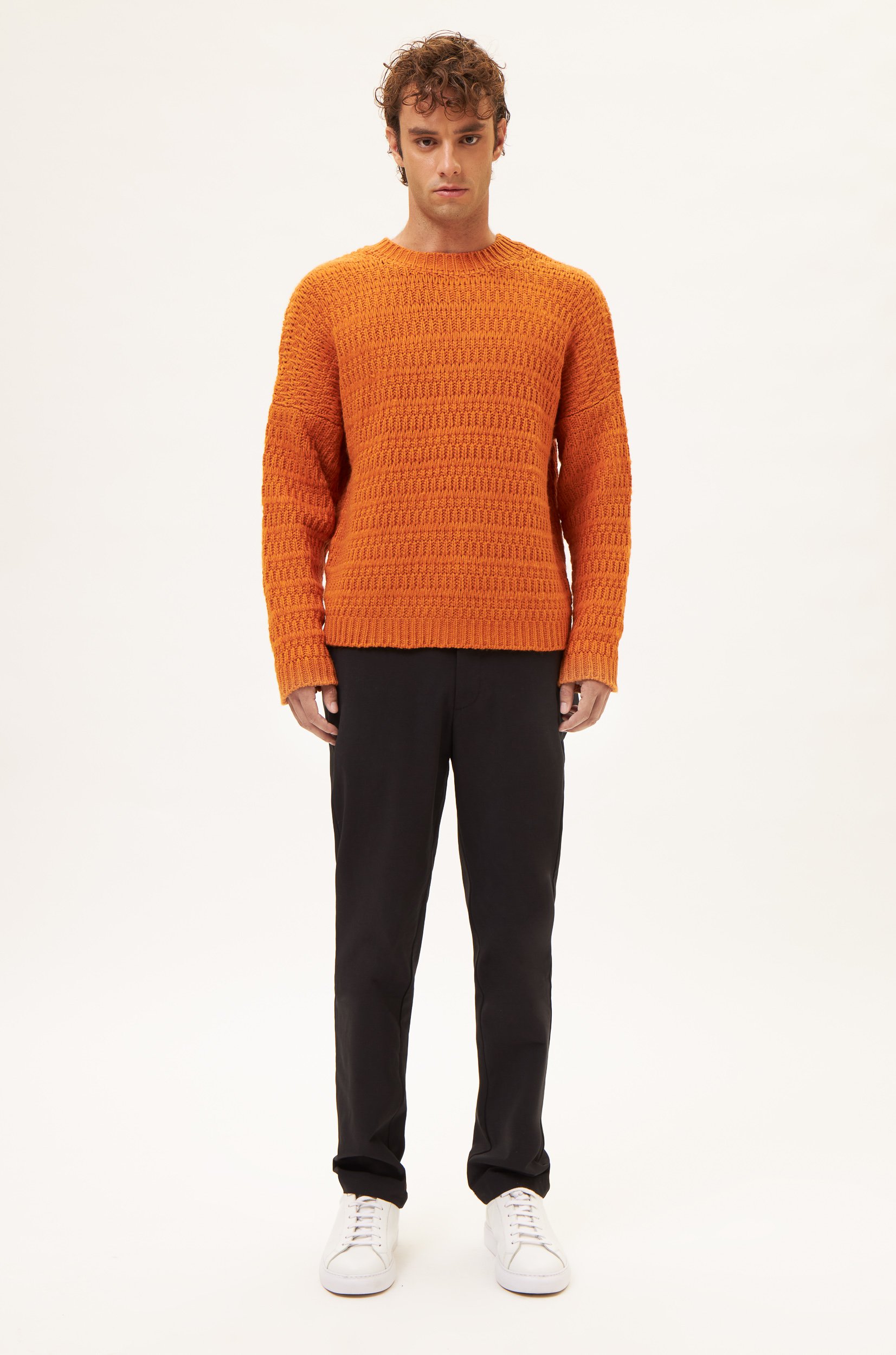 AOS RELAXED KNIT SWEATER WITH A RIBBED NECKLINE AND CUFFS IN ORANGE