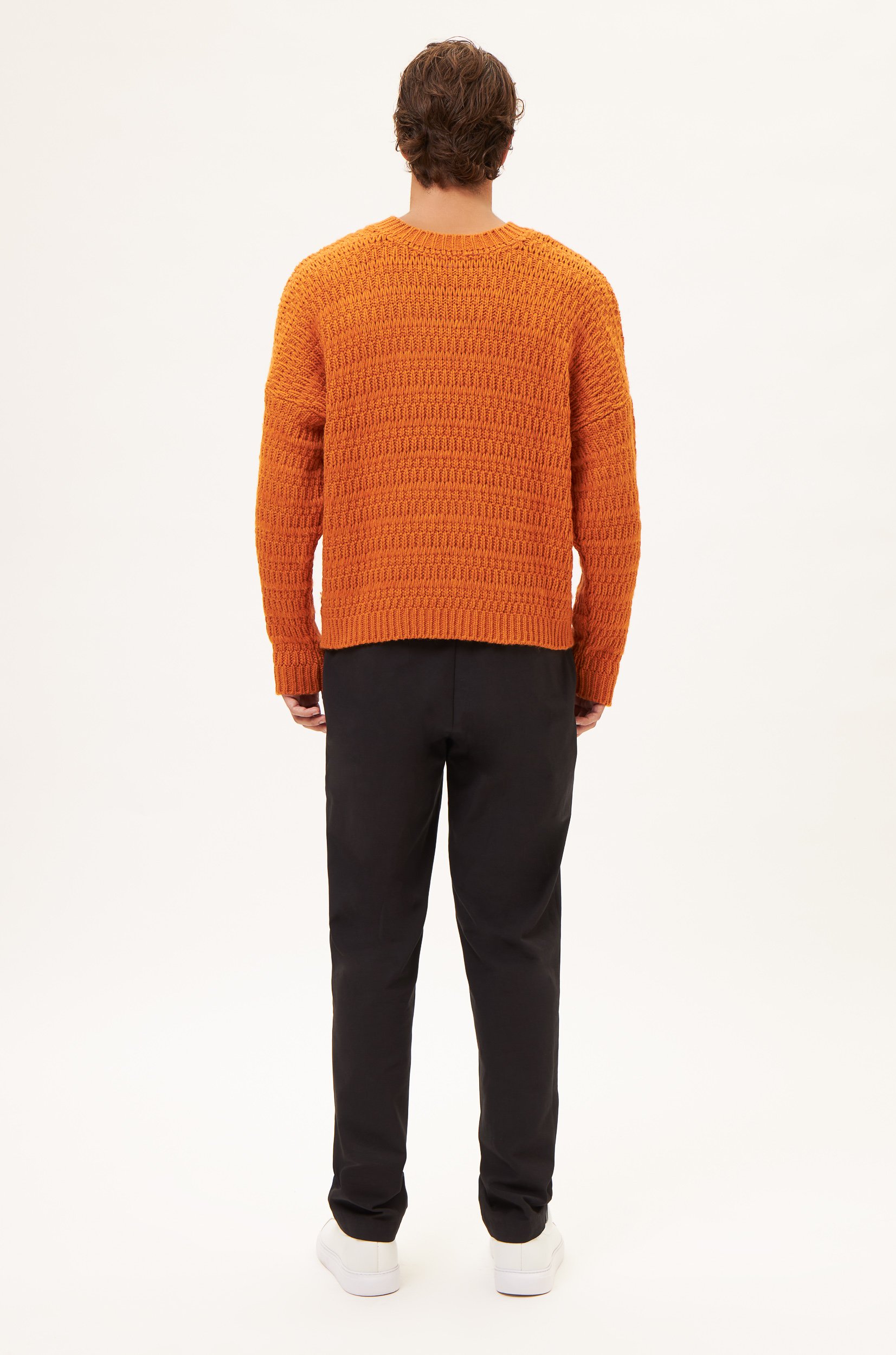 AOS RELAXED KNIT SWEATER WITH A RIBBED NECKLINE AND CUFFS IN ORANGE