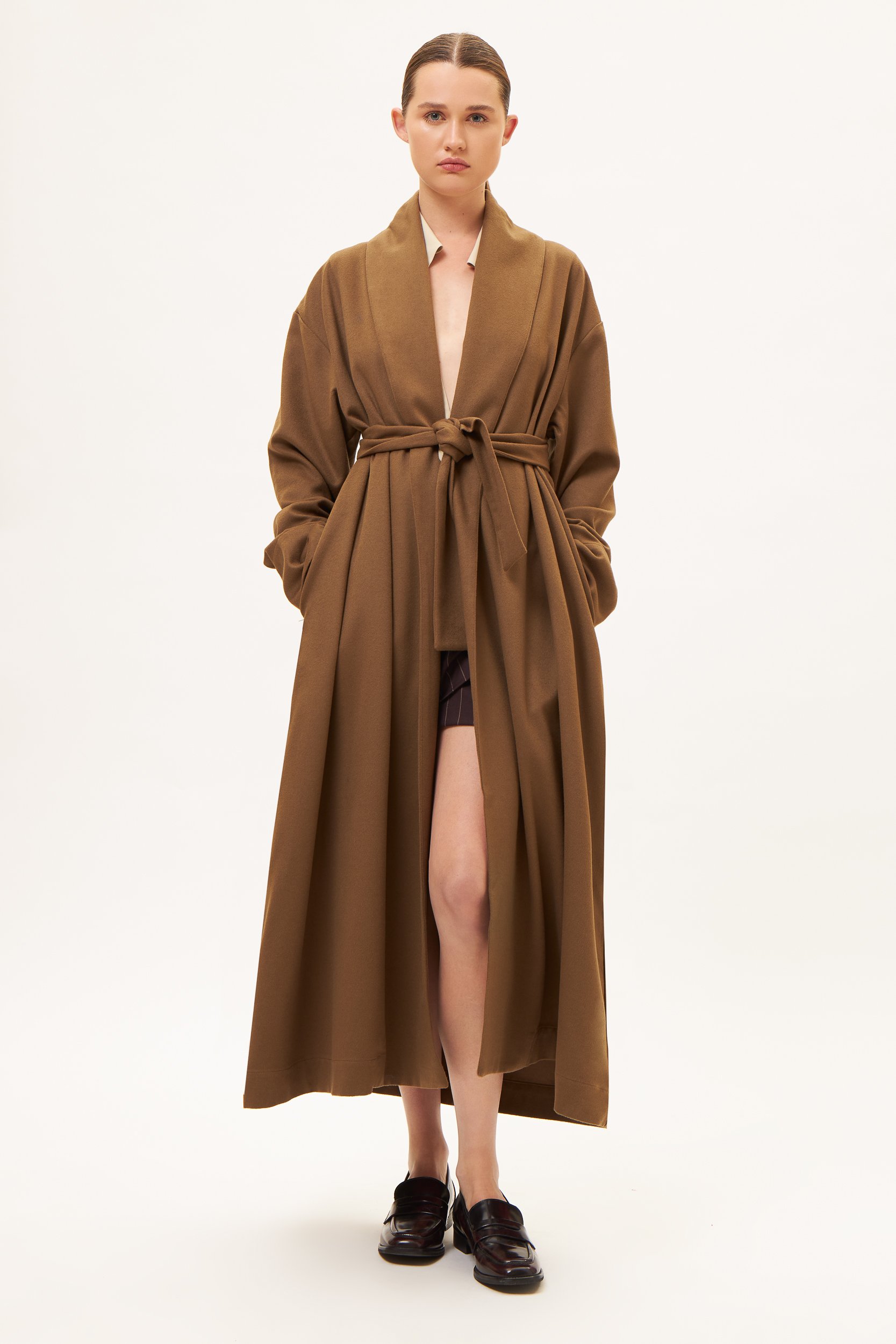 AOS UNISEX COAT IN RELAXED FIT, FEATURING A MATCHING FABRIC BELT IN Cognac