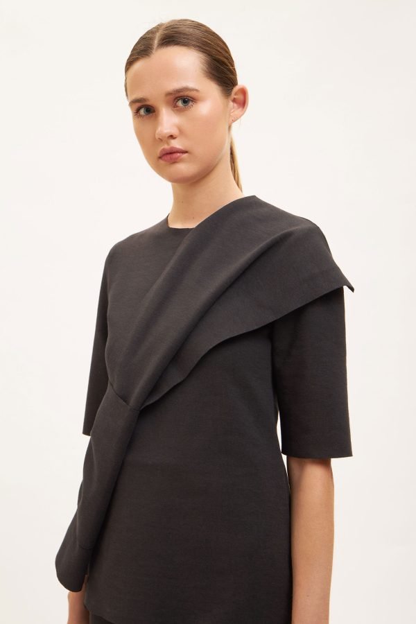 Κοντομάνικο τοπ με ασύμμετρο ντραπέ γκρι