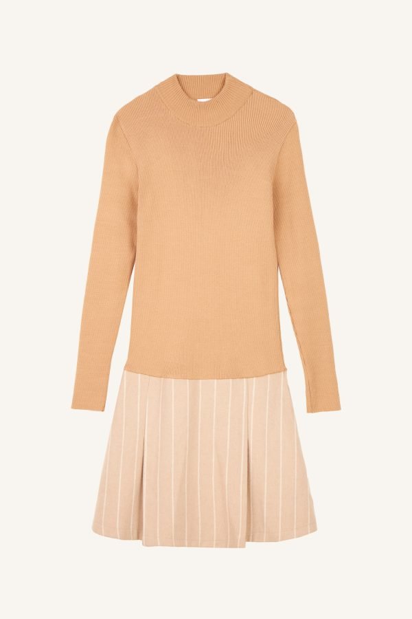 Κοντό φόρεμα εμπνευσμένο από το κολλεγιακό στυλ μπεζ