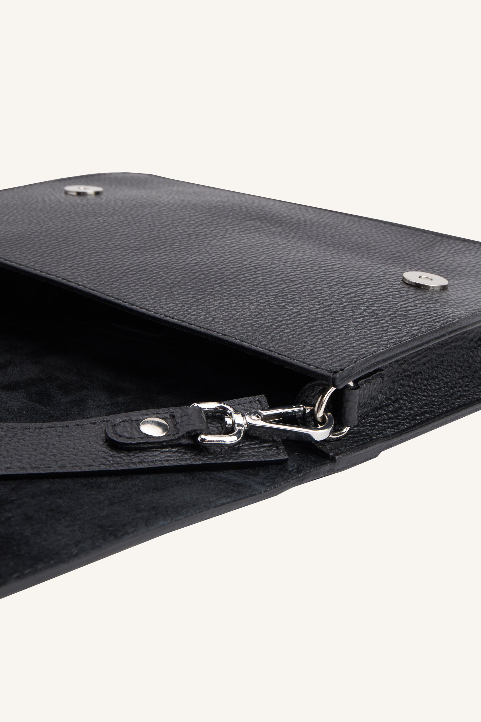 AOS Δερμάτινη τσάντα με καπάκι μαύρη