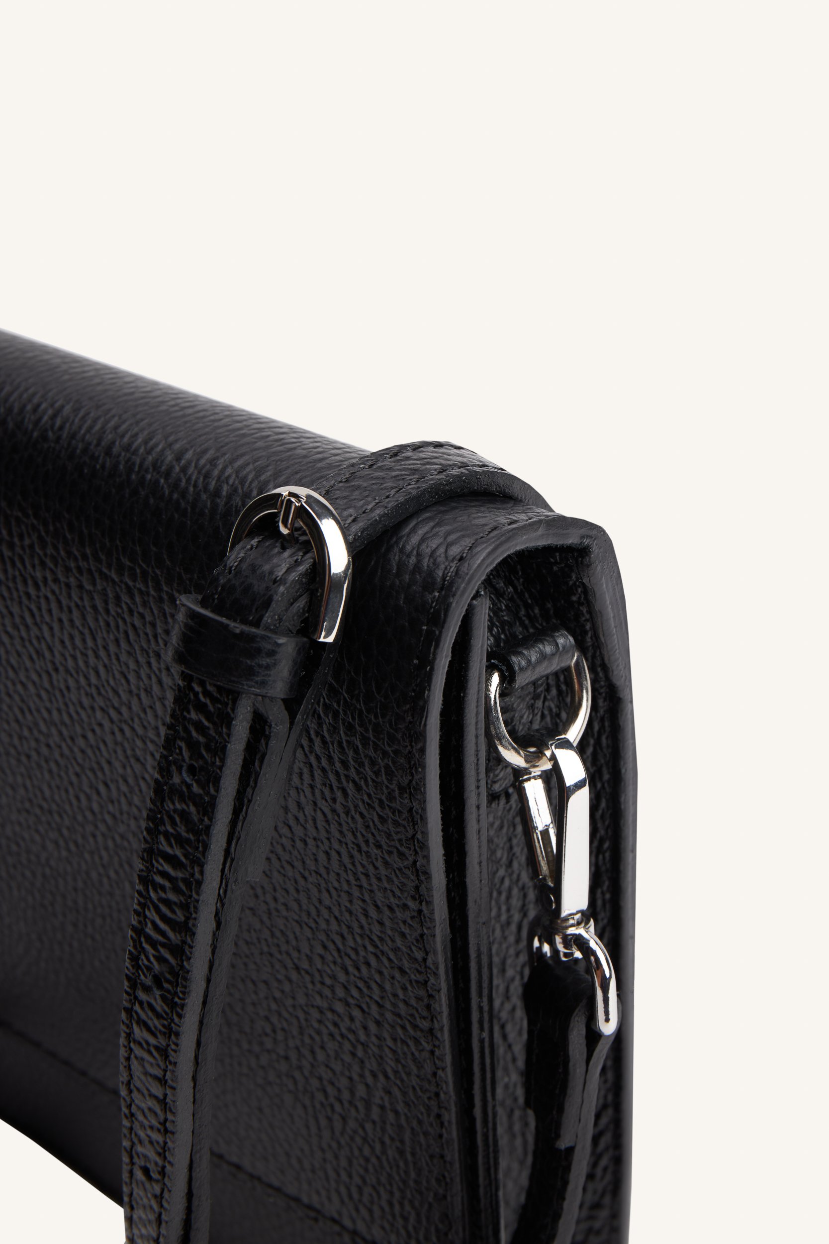 AOS Δερμάτινη τσάντα με καπάκι μαύρη